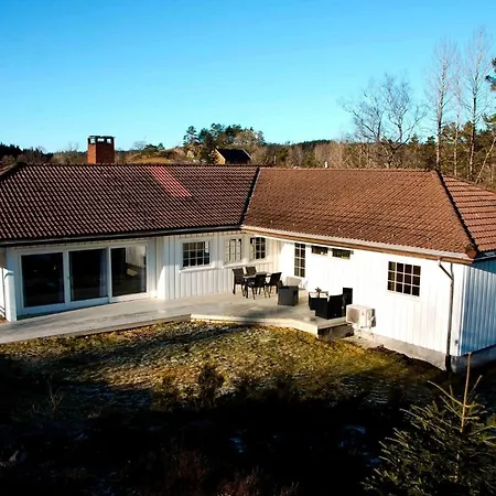 Large Spacious Single-family With 15 Beds Villa
