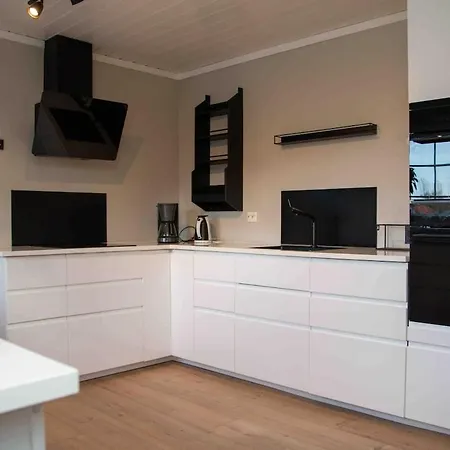 Large Spacious Single-family With 15 Beds
