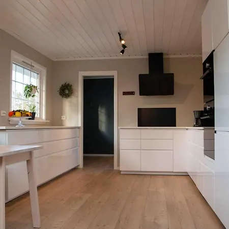 Large Spacious Single-family With 15 Beds Villa Lii