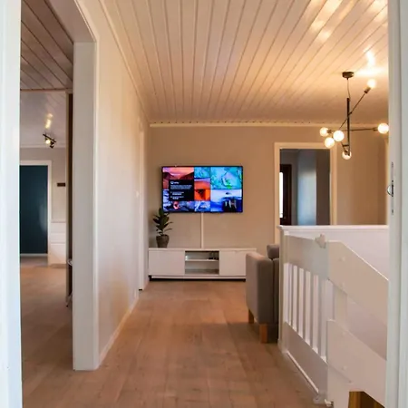 Large Spacious Single-family With 15 Beds *
